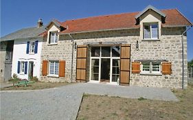 Eight-Bedroom Holiday Home In Saint Dizier Leyrenne